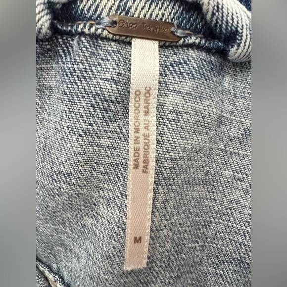 Free People We the Free Rumors Denim Jacket size medium EUC - Picture 9 of 11